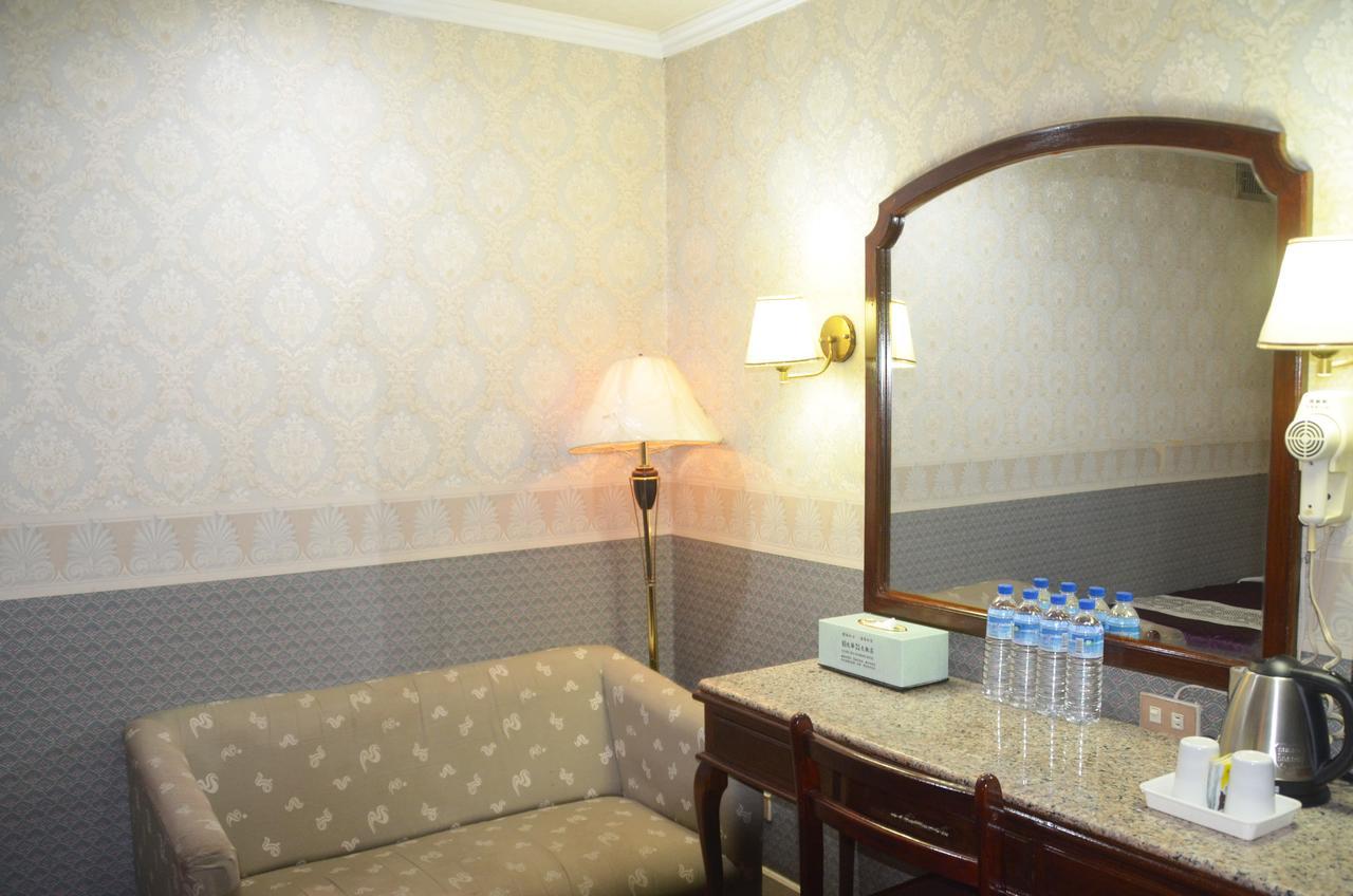 Guang Haw Hotel Тайнань Экстерьер фото